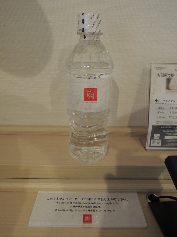 ミネラルウォーターがサービス