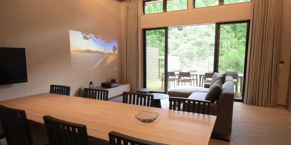 客室内のダイニングエリア