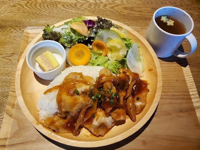 空のカフェ／プレート料理一例①