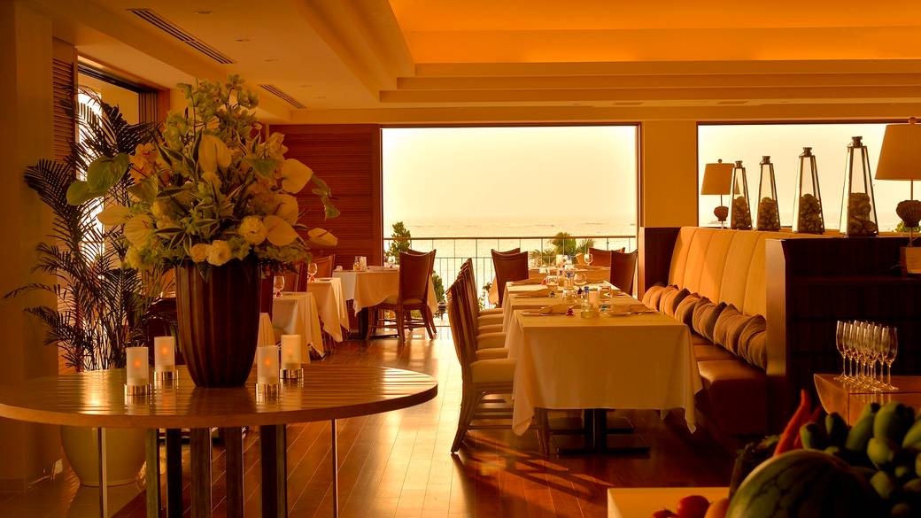 ドレスアップして
沖縄の美食を堪能 / 1