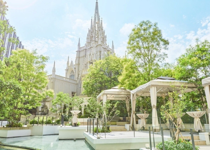 中庭のカバナガーデンは夜になるとライトアップされ、より幻想的な世界に