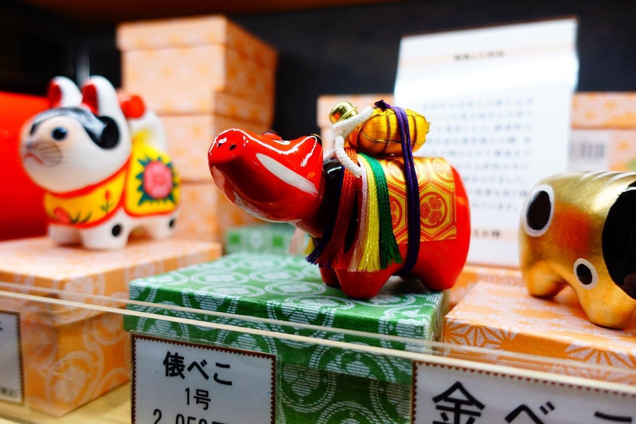 疫病除けの郷土玩具「赤べこ」は全国区の有名人(牛)！2353327
