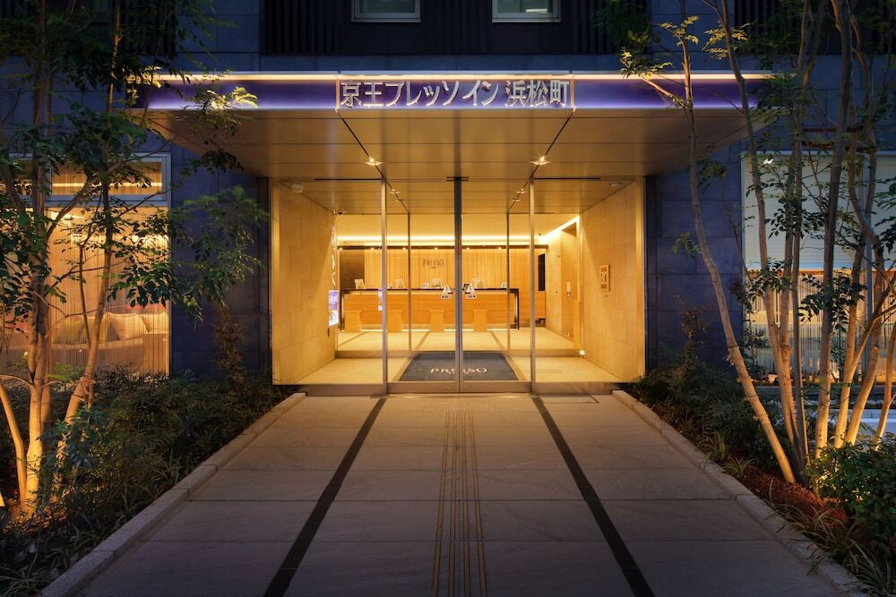施設の正面 (日没後)