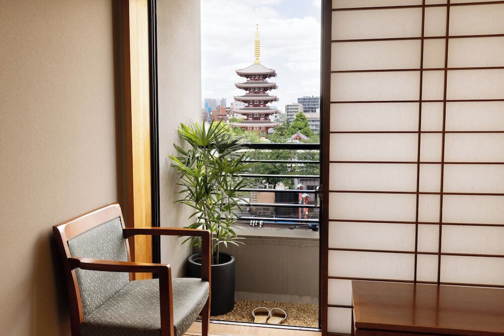 浅草寺の仲見世すぐ。展望風呂が好評です3405040