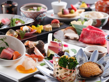 お部屋でこだわりの器に彩られた創作和食を堪能3933633