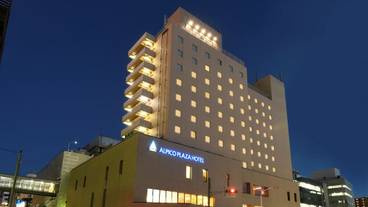 施設の正面 (日没後) / 1