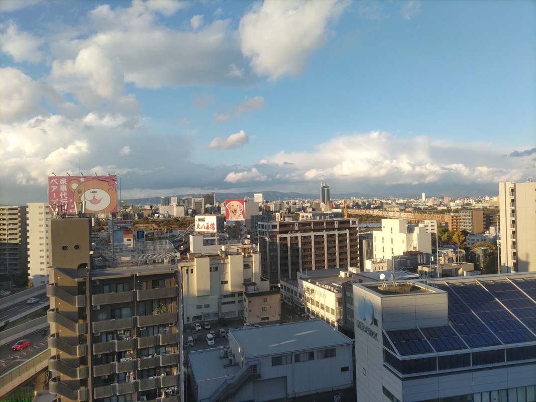 13階の部屋から北西をのぞむ。伊丹空港に向かう飛行機が見える