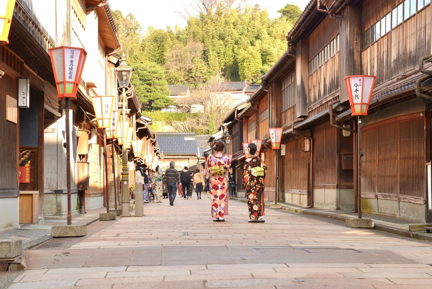 金沢東茶屋街にて着物を着て散策する若い女性の後ろ姿