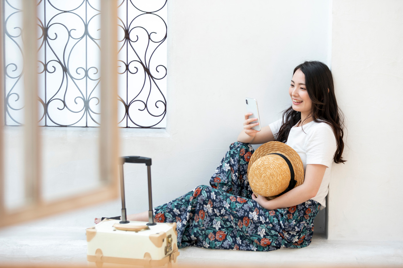 女性　ライフスタイル　旅行　スマホ