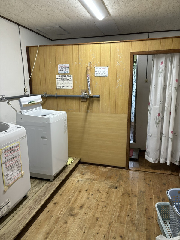 洗濯機　奥にシャワー