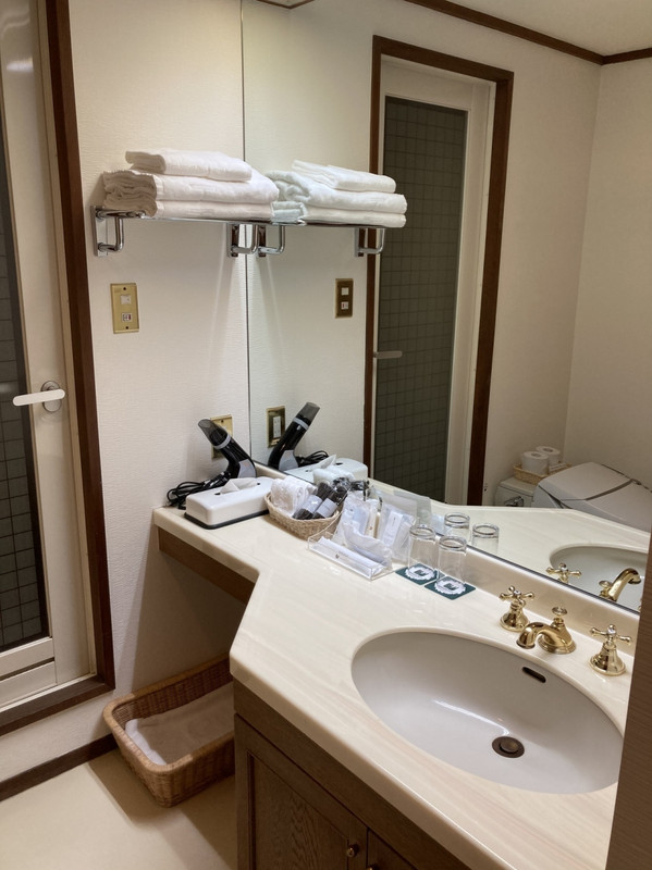 洗面所。洗い場つきのお風呂もあります