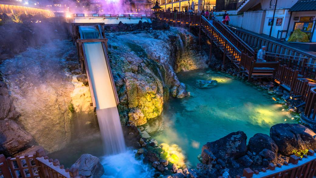 暮れゆく街をてくてく
「湯畑」周辺を観光 / 1