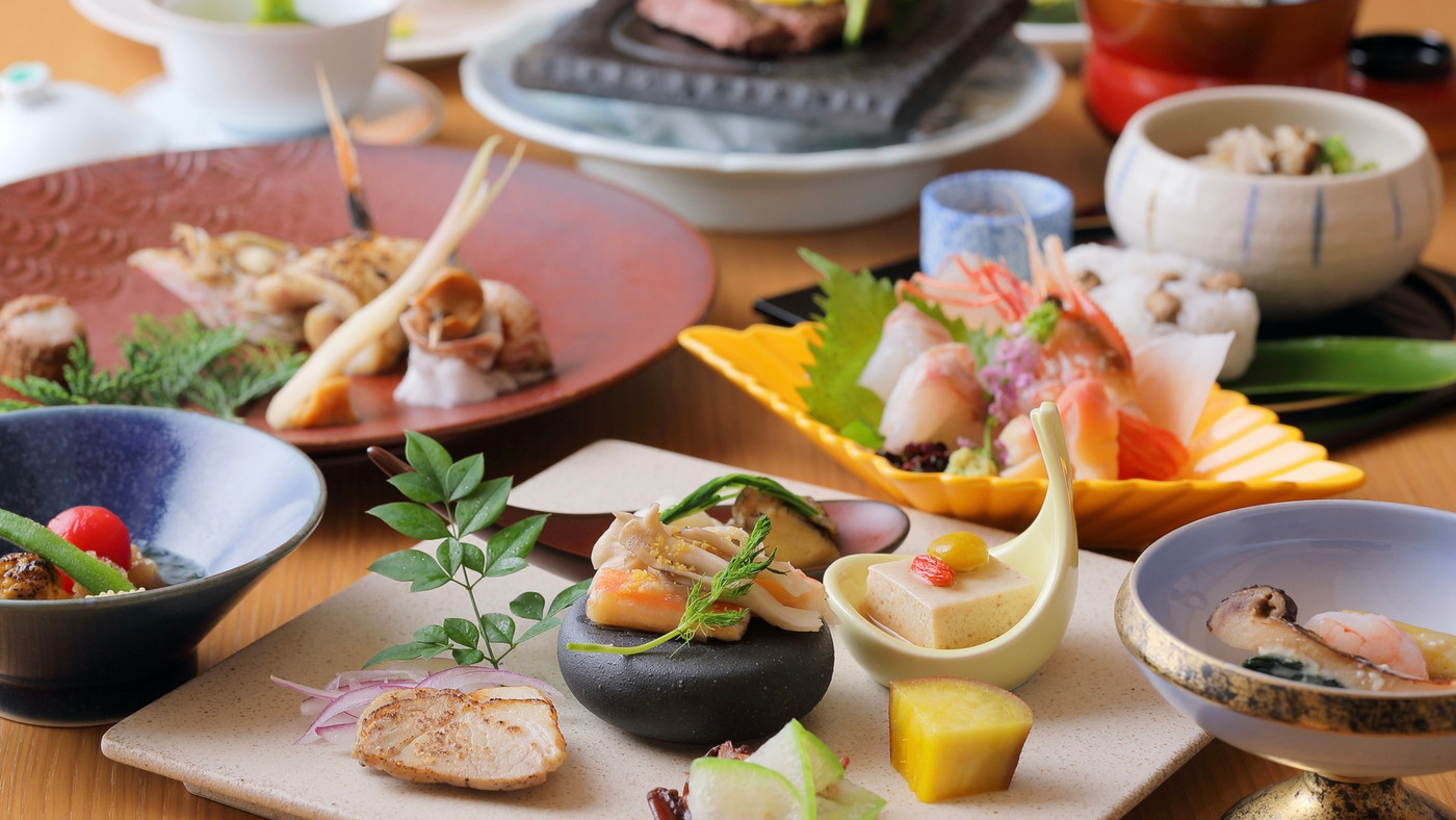 原生林に囲まれたヒノキ風呂でマイナスイオンを浴びる3346928