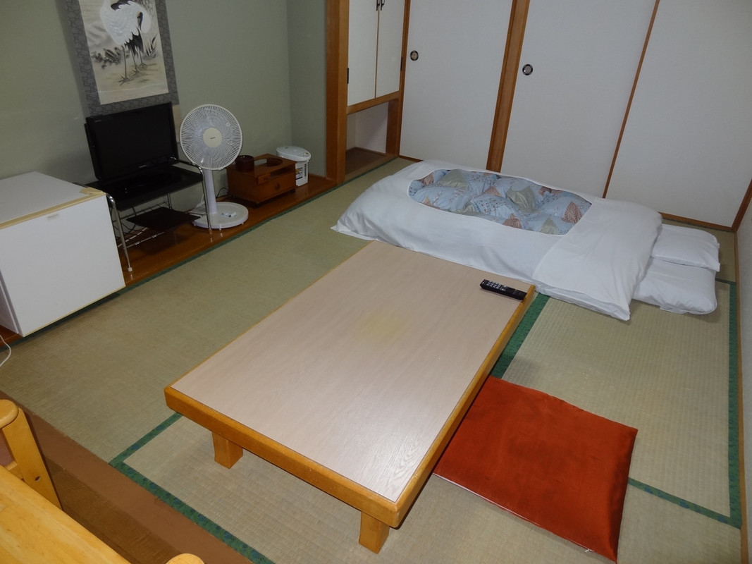 お部屋は落ち着きあるシンプルな和室。