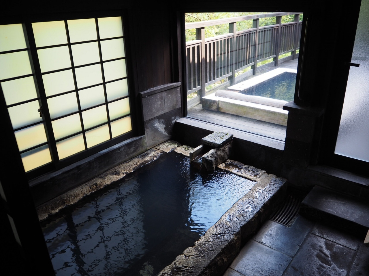 自然に囲まれ、川のせせらぎを聞きながら温泉に入れる旅館3571346