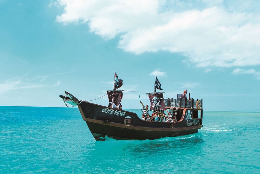 プールで遊んで海賊船に乗船。イルカに出会える♪4278465