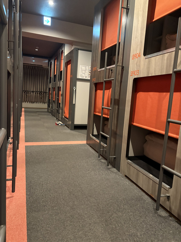 ロールカーテンになっています