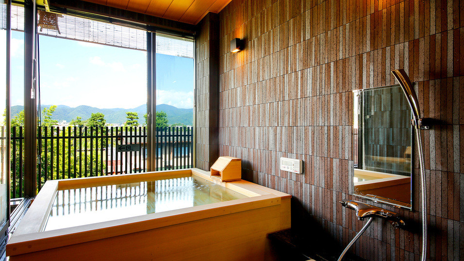 料理自慢の旅館で豆腐の名店の湯豆腐を朝食で味わう3493069