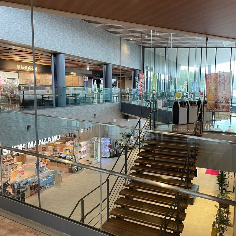 万座毛周辺活性化施設内は、沖縄料理の店や土産店があり、食事や買い物を楽しめる / 2