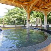 箱根湯本温泉 天成園（神奈川県 旅館）：「天空大露天風呂」の一角、あずま屋にある石風呂。天候に関係なく源泉かけ流しの温泉を楽しめます。 / 2