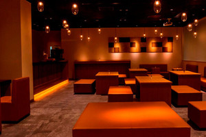 木材が使われた寛ぎのラウンジ