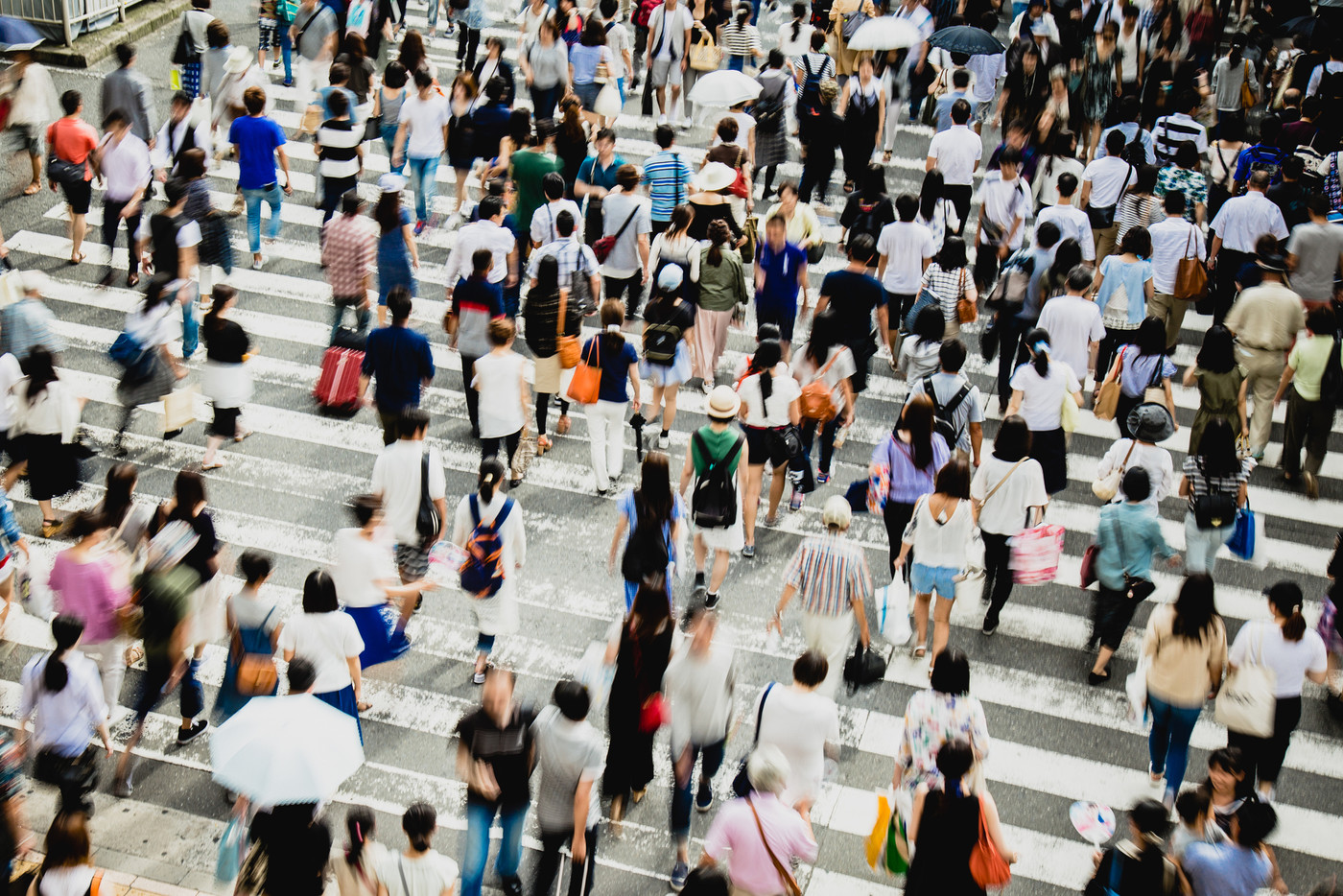 横断歩道を渡る人々