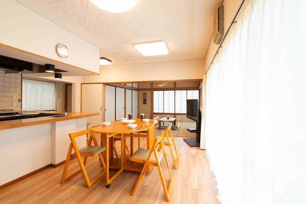 客室内のダイニングエリア