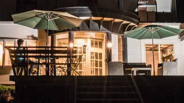 施設の正面 (日没後) / 2