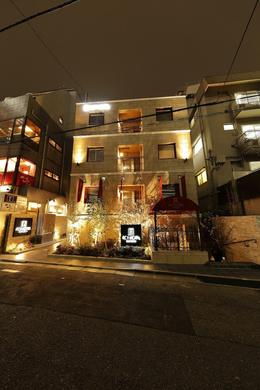 施設の正面 (日没後)