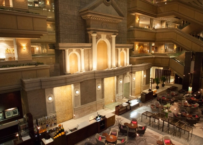 4階まで吹き抜けのアトリウムラウンジ 「グリンデルワルド」では、季節のアフタヌーンティーが楽しめます