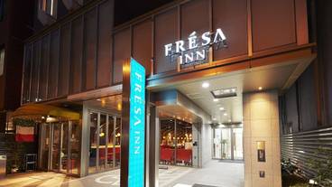 施設の正面 (日没後) / 4