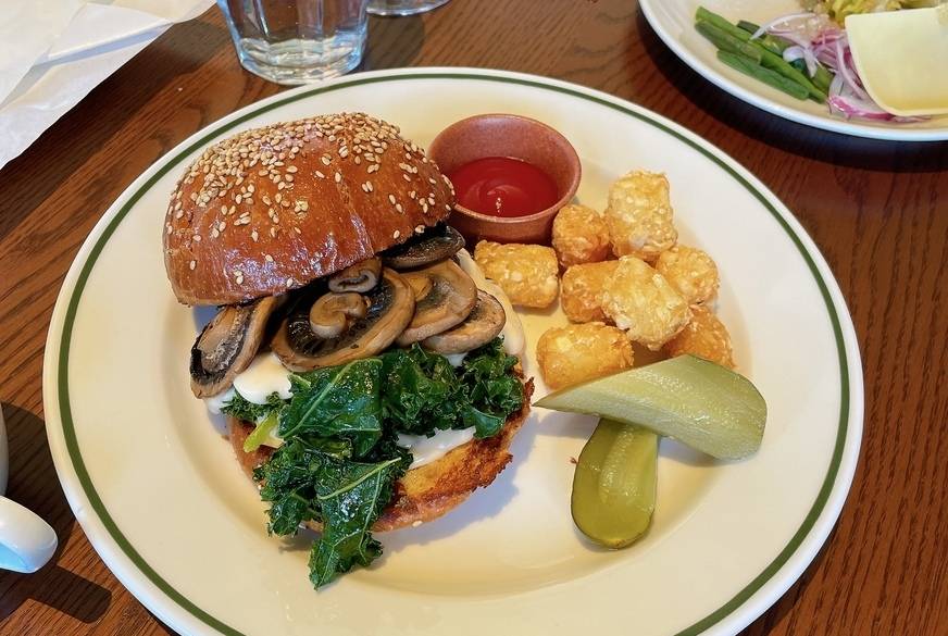 おしゃれ空間で
ボリューム満点の朝食 / 3