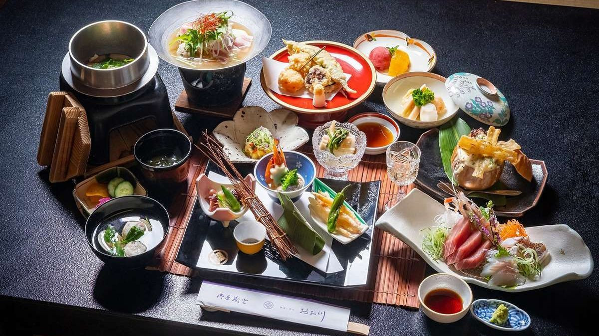 新鮮な海の幸を味わい、源泉かけ流し温泉を楽しむ全7室の宿4070438