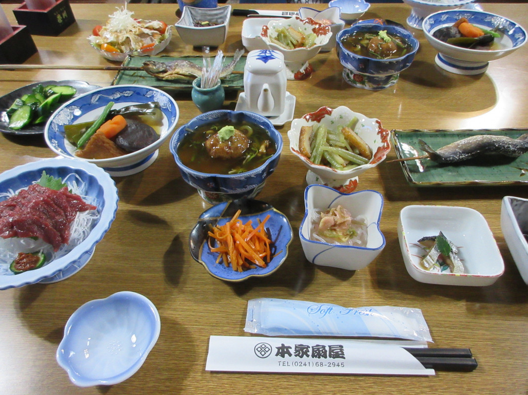 お夕飯、お腹いっぱい。ご飯も食べ放題。