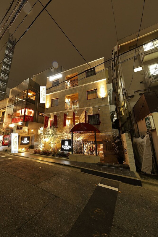 施設の正面 (日没後)