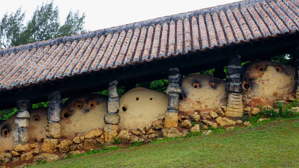 「やちむんの里」で
沖縄の陶芸に触れる
 / 1