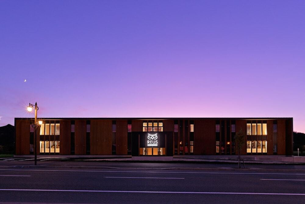 施設の正面 (日没後)