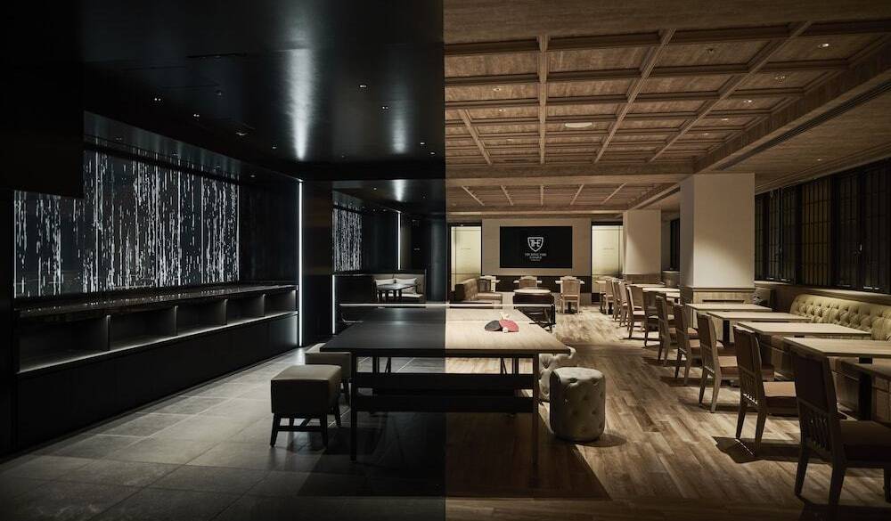 木と黒の世界が楽しめるラウンジ / 1