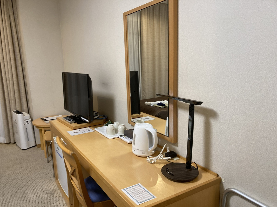 テーブル、テレビ