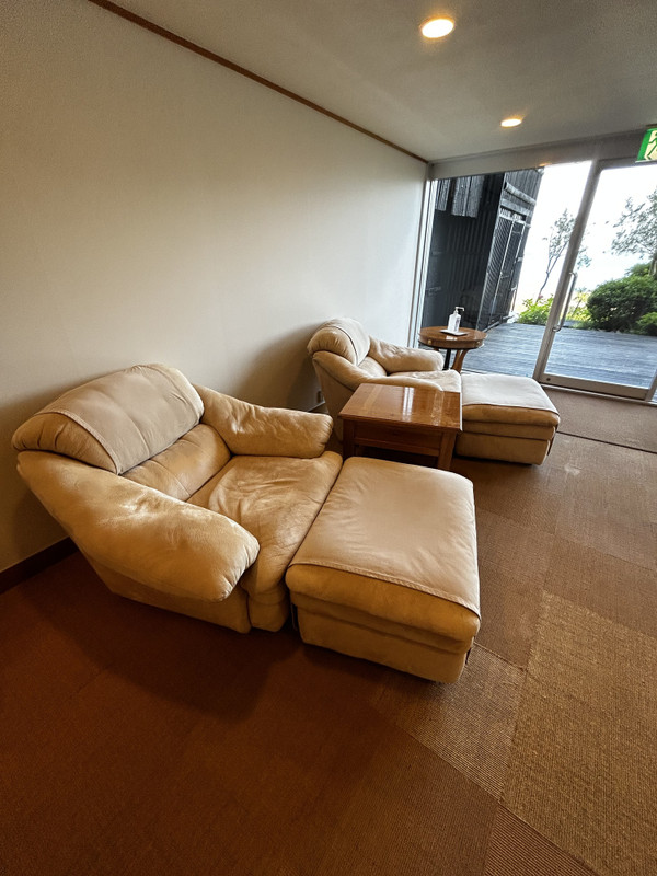 ジムから出たところにある特大のソファベッド。ふっかふかで一度寝ると一生動けません(笑) / 4