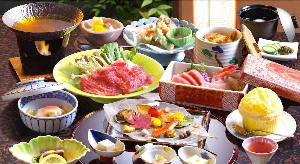 夕食は豪華な和食
旬の食材に舌鼓 / 2