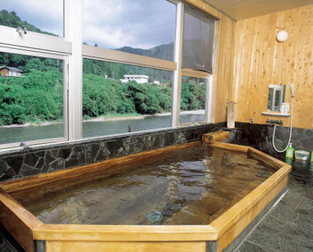 昭和2年創業の純和風旅館で熊野牛や蓮根餅を味わう3927372