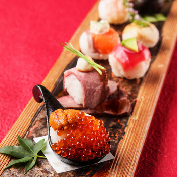 「七色てまりうた」料理 1139705 京都の郷土料理であるてまり寿司。当店オリジナルのてまり寿司を五種・七種の盛り合わせで用意しております。
