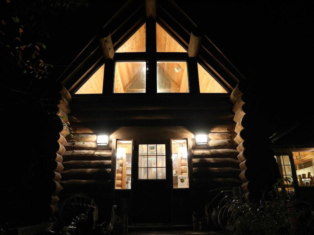 施設の正面 (日没後)