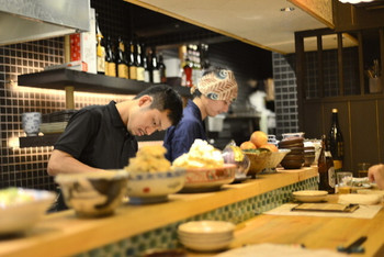 「おうちごはん 中島家」 内観 50614119 おばんざいの並ぶカウンター