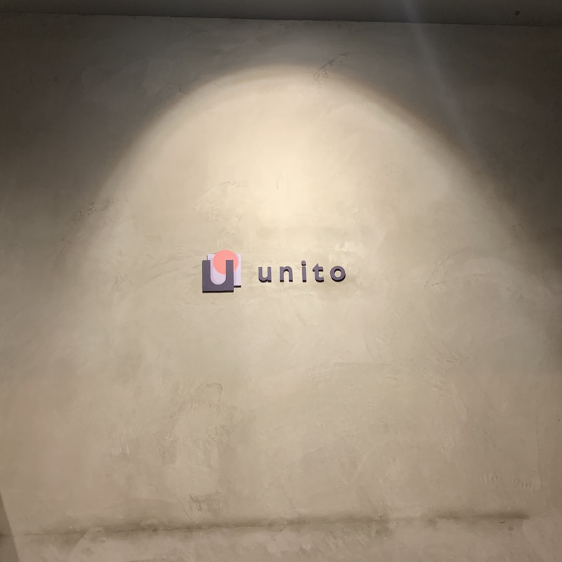 看板などはなくドアの横にロゴがあるだけでわかりにくかった。