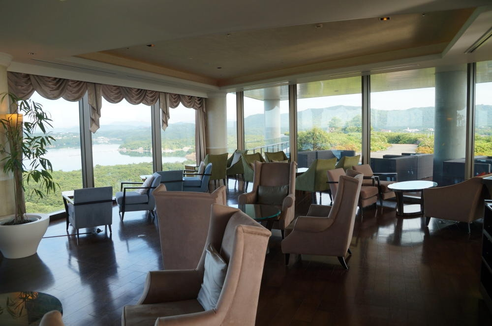 「ザ・ベイスイート」ラウンジ、窓の外に屋上庭園が見える