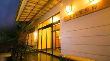 施設の正面 (日没後) / 1