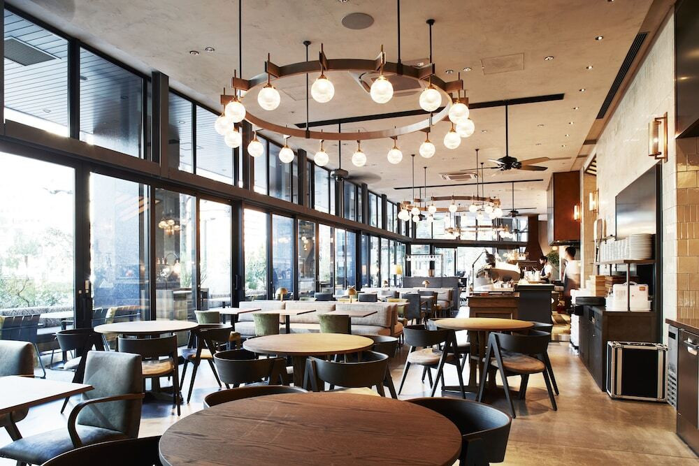 MORETHAN／昼の店内