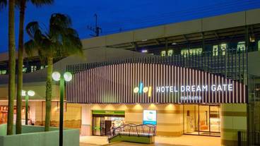 施設の正面 (日没後) / 1